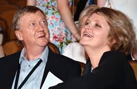 Третье декабря, серое и унылое, в одночасье превратилось в сказочный сверкающий день — непотопляемый анатолий борисович чубайс заявил, что это его последний день в «роснано». Anatolij Chubajs Vernul Sebe Pomeste V Derevne Peredelkino Pomogla Struktura Borisa Minca