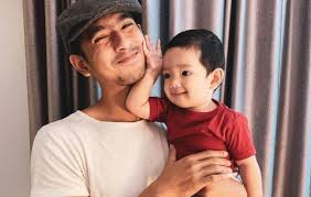 Berikut brilio.net rangkum dari akun instagram @pramesti.pramaiswara dan. Gemas Pesona Arya Saloka Saat Ngemong Baby Ibrahim Anak Putri Anne