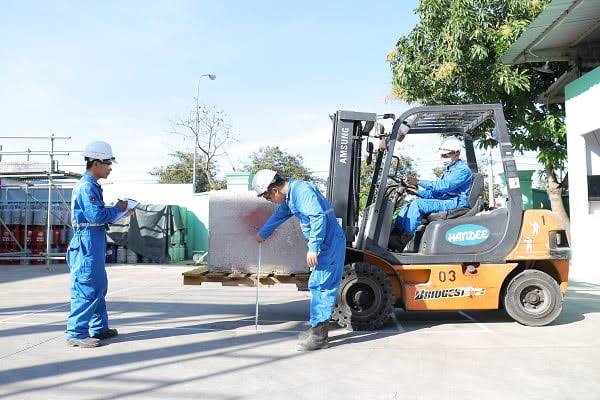 kỹ thuật viên kiểm tra phụ tùng xe nâng định kỳ"