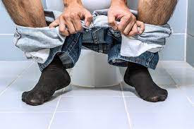 Najis berwarna hitam atau hijau gelap adalah normal untuk tiga hari pertama kelahiran. Warna Feses Hitam Bisa Jadi Pertanda Kanker