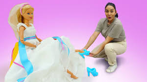Top angebote auf brautkleider vintage und hochzeitskleider spitze. Puppen Video Auf Deutsch Barbies Hochzeitskleid Spielspass Mit Barbie Und Valeria Youtube