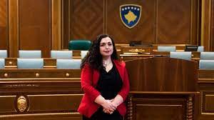 Mişcarea de stînga vetevendosje (vv, autodeterminare) a lui kurti a cîştigat detaşat alegerile legislative din februarie. Vjosa Osmani Zyrtarizon Nismen E Saj Per Zgjedhje Me Sloganin Guxo Top Channel