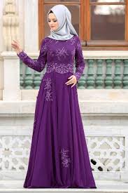 Beklenmedik birlikteliklerle kusursuzca stillere işlenen renklerin ölçüsünü tutturmak da ayrı bir önem kazanıyor. Mor Elbiseye Hangi Renk Sal Gider Tarz Kadin