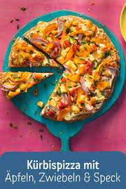 Kurbispizza Mit Apfeln Zwiebel Speck Kurbis Pizza Rezepte Lebensmittel Essen