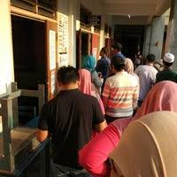 Sekolah ini dinamakan sekolah kebangsaan puncak alam ( 3 ) kerana dibina di kawasan perumahan puncak alam fasa iii. Sekolah Kebangsaan Puncak Alam 2 College