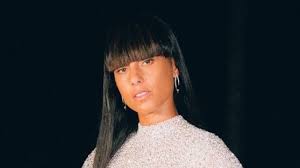 Huffpost calls her a hair chameleon, and she's been known to sport everything from her signature braids, to an amazing afro. Billboard Music Awards 2020 Alicia Keys Debuts Blunt Bangs And Butt Length Hair Allure
