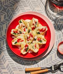 Pates Farcies Aux Deux Fromages Recettes D Ici Recipe In 2020 Foodie Food Caprese Salad