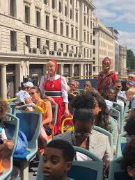 Efteling came to London this weekend! We had a wonderful time touring all  the famous London landmarks accompanied by top UK media, Little Red Riding  Hood and Thomas; the rider from Raveleijn!