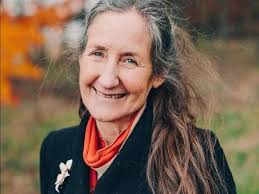 Ultimate REFRESHING WATERMELON AND PINEAPPLE JUICE -Ingredients You'll  Need: 3 cups of fresh watermelon (seedless) 2 cups of fresh pineapple  (peeled and chopped) 1 tablespoon of fresh lemon or lime juice (optional) A  handful of mint leaves ...