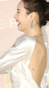 Lisa Lộ Diện Hình Xăm Hoa Nhung Tuyết