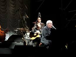 One of the most idiosyncratic, charismatic, and internationally successful italian singer/songwriters of the past four decades, paolo conte created his own unique style, combining a love for jazz and music hall together with a weary yet sympathetic and humorous understanding of human foibles. Paolo Conte In Grado Zauberhaft Auch Ohne Azzurro