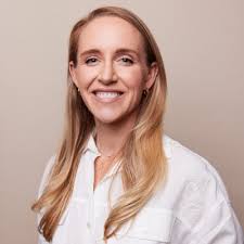 I'm incredibly excited to share my promotion to Director, Deal Desk  Americas at Braze! It's been an amazing 3 years and 9 months with the best  manager in the biz (Katie Zinman),