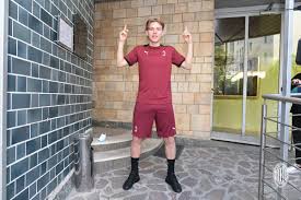 Jens petter hauge, 21, aus norwegen ac mailand, seit 2020 linksaußen marktwert: Milan Eye On Twitter Jens Petter Hauge