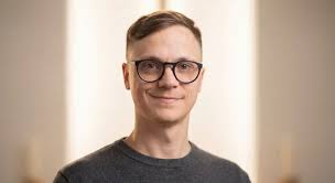 𝐁𝐈𝐎 𝐘 𝐅𝐎𝐓𝐎 𝐃𝐄 𝐏𝐄𝐑𝐅𝐈𝐋 𝐀𝐂𝐓𝐔𝐀𝐋𝐈𝐙𝐀𝐃𝐀𝐒 (para quienes  están recién llegando por acá). Lucas Magnin (Córdoba [Arg.], 1985) es  escritor, teólogo, conferencista y cantautor, además de Editor de la  centenaria @EditorialCLIE. Actualmente