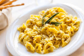 Una volta pronti scola i tortellini nel burro e la salvia. Tortellini Classici Di Valeggio Con Burro E Salvia Bild Von La Torre Valeggio Sul Mincio Tripadvisor