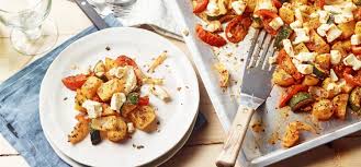 Mediterrane Kartoffeln Vom Blech Mit Zucchini Tomaten Zwiebeln Und Fetakase Bringen Den Sommer Zu Dir Nach Hause Auf Rezepte Rezepte Mit Feta Gesunde Rezepte