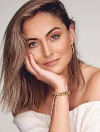 Holly Matheson's Instagram, Twitter & Facebook