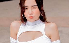 Ninh Dương Lan Ngọc có cả loạt váy áo hở bạo ít ai dám mặc, khoe body sexy  bỏng mắt dân tình