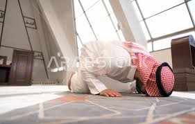 أداء فريضة الصلاه داخل المسجد رجل سعودي يصلي في المصلى الخشوع في الصلاه أداء فريضة الصلاه في المسجد العبادة و التقرب الى الله صورة 10928 مكتبة الصور