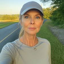 Sete anos após um divórcio difícil, finalmente encontrei uma rotina que me  dava uma sensação de calma—corridas matinais com meus fones de ouvido,  perdida nos meus pensamentos. Mas havia uma "disrupção": meu