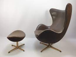 Jacobsen created the egg™ chair in 1958 as a modern version of the timeless wing chair design. Egg Chair Mit Fusshocker Von Arne Jacobsen Fur Fritz Hansen 2008 Bei Pamono Kaufen