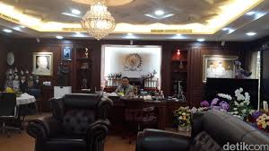 Suri rumah sepenuh masa atau suri rumah bisnes. Melongok Ruang Kerja Fadli Zon Yang Dilengkapi Sofa Kasur Dan Kursi Pijat