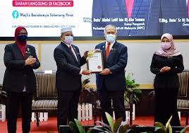 The mayor's responsibilities include the management of the penang island city council's annual budget. Datuk Bandar Mbsp Terima Anugerah Productivity Champion Mpc Buletin Mutiara