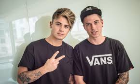 Buona fortuna è un singolo del gruppo musicale italiano benji & fede, pubblicato il 15 dicembre 2017 come primo estratto dal terzo album in studio siamo solo noise. Benji Fede Ecco Buona Fortuna Il Nuovo E Commovente Singolo Radio 105