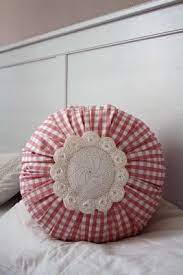Acquista ora cuscini decorativi romantici, cuscini per sedie shabby chic di design in offerta speciale! Cuscini Shabby Con Applicazioni All Uncinetto Care Amiche Come Al Solito Di Ritorno Dalla Mia Ricognozione Su Tut Cucire Cuscini Cuscini Cuscini Shabby Chic