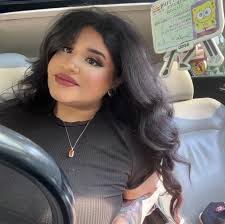 Why do her legs look like drumsticks 😭😭😭, she's falling asleep