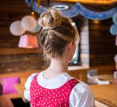 They drive us to show up hungry and make the most out of every day. Dirndl Frisuren Anleitung 2 Looks Fur Das Oktoberfest Beautystories