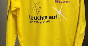 Jadon sancho, 21, from england borussia dortmund, since 2017 right winger market value: Jadon Sanchos Getragenes Bvb Aufwarmshirt Mit Signatur