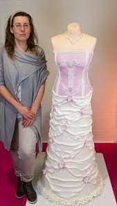 Viele angehende bräute schauen sich direkt nach der verlobung nach ihrem brautkleid um, denn. Queens Battle 2016 Ein Essbares Brautkleid In Lebensgrosse Motto Torten De