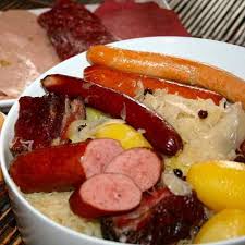 La Choucroute Est Une Recette Traditionnelle Allemande De Chou En Saumure Servi Choucroute Recette Allemande Choucroute Recette