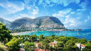 Ingredients that repeatedly appear in sicily's distinctive dishes include citrus, wild fennel and mint, pistachios and almonds, cherry tomatoes, capers and olives, tuna and sardines, swordfish and shrimp. Beste Reisezeit Sizilien Wetter Klima Auf Der Grossten Mittelmeerinsel