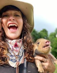 Beryl Strong's Instagram, Twitter & Facebook