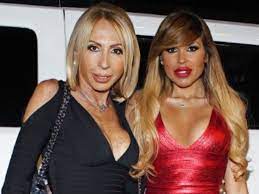 Alejandra de la fuente, la hija menor de la controvertida presentadora peruana laura bozzo, se ha transformado en toda una sensación de las redes sociales, en donde a diario presume de su. Laura Bozzo Y Su Hija Peleadas A Muerte Xoxo News Celebs