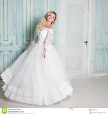 We did not find results for: Portrat Der Hubscher Frau Im Hochzeitskleid Tanzen Auf Die Hintergrundwande Mit Klassischen Formteilen Stockfoto Bild Von Haar Aufwerfung 86647918