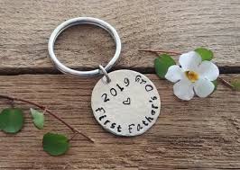 Vatertag ist ein aktionstag und findet als nächstes am 06.06.2021 (kw 22) statt. Erster Vatertag 2021 Schlusselanhanger Papa 1 Vatertag Etsy