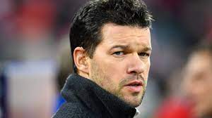 Fc kaiserslautern kam er 1999 zu bayer 04 leverkusen.mit den rheinländern erreichte er 2002 zum ersten mal in seiner laufbahn das finale der champions league. Bw3tkqdpjwgmxm