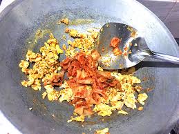 Jika suka, bisa ditambahkan telur mata sapi.changemaker with fimela. Buat Nasi Goreng Kimchi Fragajah