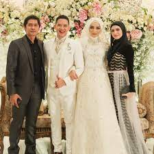 Pasangan tersebut akhirnya benar akan melangsungkan resepsi di bulan desember mendatang. Deretan Seleb Di Resepsi Citra Kirana Rezky Aditya Di Jakarta