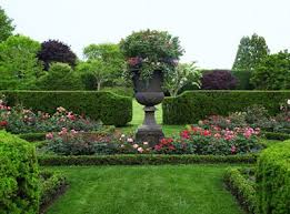 The Designer S Muse English Garden In The Hamptons Rose Garden Design English Garden Design Beautiful Gardens