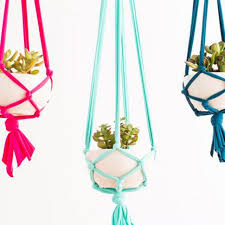 20 Idees Pour Suspendre Ses Plantes Jardiniere Suspendue Maison Supports Pour Plantes En Macrame Pots De Fleurs Suspendus