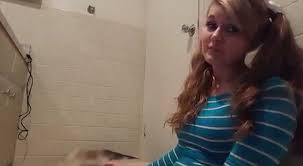 Al polo sud c'è un pollo giallo, al polo nord c'è un pollo viola. Sesso Con I Cani Ragazza Spiega In Un Video Perche Le Donne Lo Dovrebbero Fare E Legale