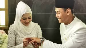 Fasha meluahkan rasa syukur majlis pernikahannya itu berjalan dengan lancar dan disempurnakan dengan baik. Kenali Aidil Aziz Raja Yang Kini Bertahta Di Hati Fasha Sandha Glam Lelaki