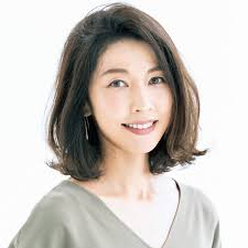 50代の髪型 ミディアムヘア 鎖骨ラインが美しい カールや毛束の動きでふんわり感をアピール 50代 髪型 パーマ 髪型
