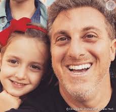 'huck's cauldron'), aired every saturday on brazilian network rede globo, and also broadcast to 114 countries, via globo international. Filha De Luciano Huck Eva Impressiona Por Semelhanca Com O Pai Em Foto Veja Purepeople