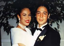 1 3 está basada en el libro superventas homónimo de la periodista ganadora del premio emmy, maría celeste arrarás.la serie sigue la historia detrás del asesinato de la cantante selena quintanilla. Asi Fue La Historia Real De La Boda Secreta De Selena Y Chris Perez
