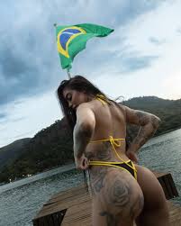 Mirella exibe umbigo novo após plásticas- seios- veja o vídeo